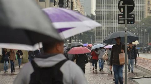 Meteorologistas indicam que a instabilidade deve persistir, com possibilidade de novos temporais na próxima semana - Imagem: Reprodução/Rovena Rosa/Agência Brasil