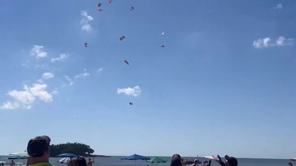 VÍDEO: chuva de dinheiro surpreende banhistas em praia de Balneário Camboriú - Imagem: reprodução redes sociais