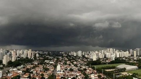 Previsão indica chuvas de 30 a 60 mm/h e ventos de até 100 km/h, com risco de granizo e cortes de energia elétrica - Imagem: Reprodução/Defesa Civil
