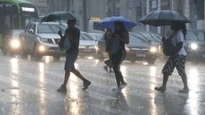 Autoridades orientam evitar áreas de risco e acompanhar comunicados oficiais. - Imagem: Reprodução/Agência Brasil.
