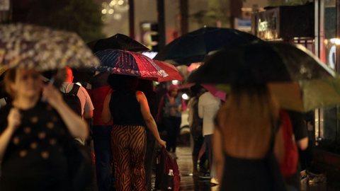 Pessoas durante chuva na Avenida Paulista - Imagem: Reprodução / Paulo Pinto / Agência Brasil