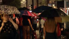 Pessoas durante chuva na Avenida Paulista - Imagem: Reprodução / Paulo Pinto / Agência Brasil