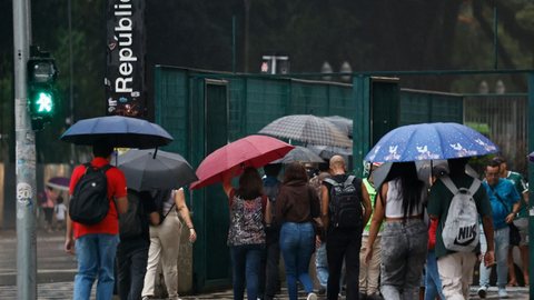 Com rajadas de vento entre 60 e 100 km/h, riscos de alagamentos e quedas de árvores aumentam em várias regiões - Imagem: Paulo Pinto/Agência Brasil