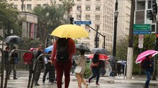 A previsão indica que as temperaturas em São Paulo podem cair para 10°C no sábado e 8°C no domingo - Imagem: Reprodução / Rovena Rosa / Agência Brasil