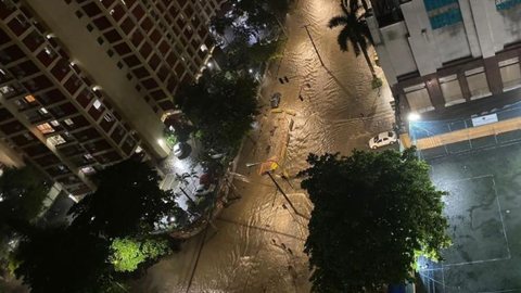 A imagem mostra a Rua Barão de São Francisco, na Vila Isabel, que ficou alagada após a tempestade no Rio de Janeiro - Imagem: reprodução redes sociais