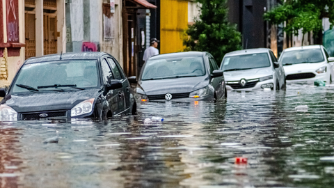 Chuvas fortes transformaram ruas em rios e deixaram veículos ilhados na capital - Imagem: Reprodução