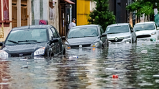 Chuvas fortes transformaram ruas em rios e deixaram veículos ilhados na capital - Imagem: Reprodução