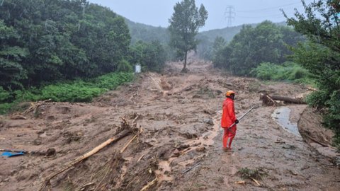 Chuvas acumuladas entre 600 e 800 mm causaram estragos em várias cidades, levando a desabamentos e colapsos de estruturas - Imagem: Handout / Gyeongsangnam-do Fire Department / AFP