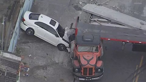 As causas do acidente ainda estão sendo investigadas, mas as aulas na escola próxima continuam sem interrupções - Imagem: Reprodução/TV Globo