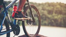 Ciclista de 76 anos morre atropelado em trajeto rumo a Aparecida - Imagem: Reprodução / Freepik