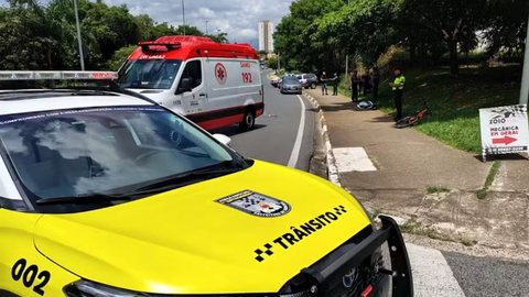 Motorista presta socorro após atropelamento fatal. - Imagem: Divulgação/Urbes.