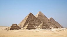 Necrópole de Gizé, onde estão localizadas as pirâmides de Quéops, Quéfren e Miquerinos - Imagem: Reprodução / Wikipédia