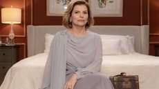 Débora Bloch como Odete Roitman na cena de sua morte, vestindo um figurino inspirado no look original de 1988 - Imagem: Reprodução / Globo / Beatriz Damy