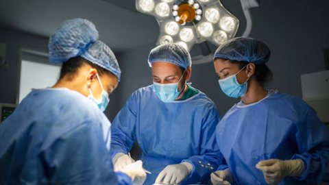Nova técnica de cirurgia tem implante de “crânio transparente” - Imagem: Reprodução / Freepik