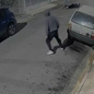 Câmera de segurança registrou o momento em que o policial caiu após ser baleado - Imagem: Reprodução
