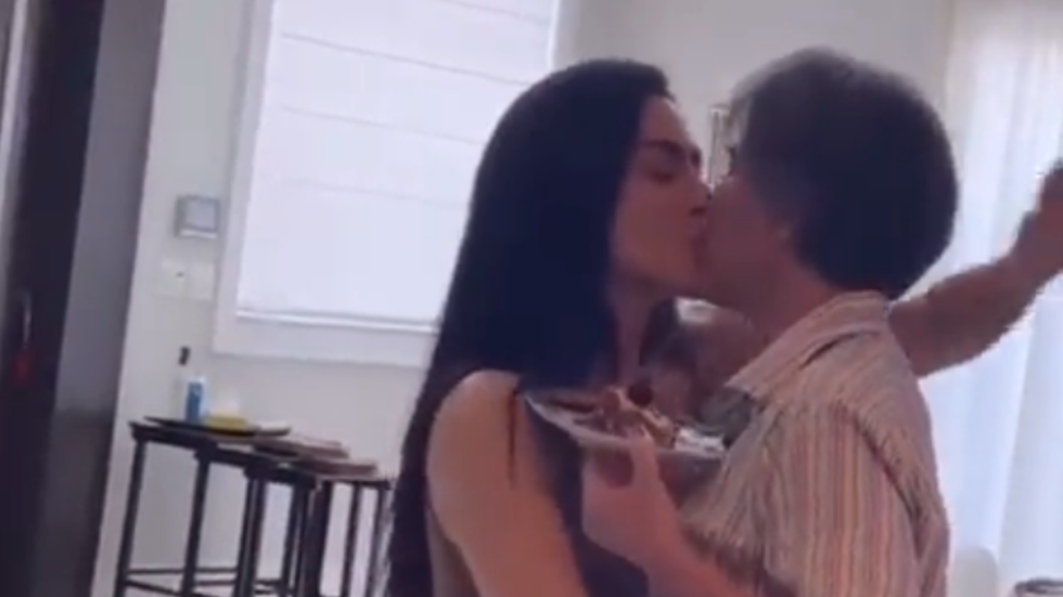 Glória Pires rebateu críticas sobre beijar sua filha, Cleo, na boca, durante uma comemoração. - Imagem: reprodução I Twitter