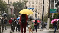 A previsão indica que temperaturas em São Paulo subirão a 30°C, mas chuvas intensas ainda são esperadas até quinta-feira - Imagem: Reprodução / Rovena Rosa / Agência Brasil