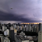 Frente fria avança sobre São Paulo e provoca alerta para chuva forte, ventos intensos e queda acentuada das temperaturas em diversas regiões do estado - Imagem: Reprodução