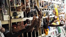 A Defensoria Pública da União destaca a violência térmica nas prisões, que compromete a saúde física e mental dos encarcerados em meio ao calor extremo - Imagem: Reprodução/Combate Racismo Ambiental