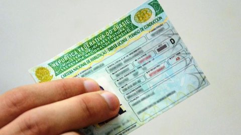 O governo elimina a obrigatoriedade de aulas em autoescolas, permitindo que o custo da CNH caia significativamente para os brasileiros - Imagem: Reprodução/Redes Sociais