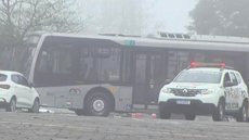 Cobrador morre ao ser esmagado por um ônibus na Zona Leste de SP - Imagem: reprodução SBT News