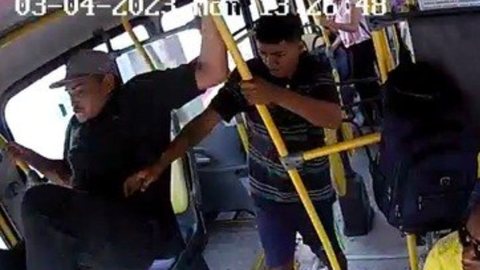 VÍDEO - cobrador de ônibus é agredido e leva 'voadora' de ambulante - Imagem: reprodução YouTube