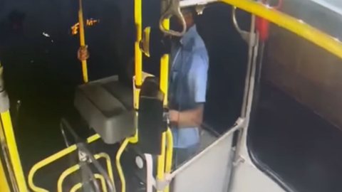 Cobrador de ônibus é assassinado durante o trabalho. - Imagem: reprodução I Youtube Record TV Brasília