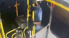 Cobrador de ônibus é assassinado durante o trabalho. - Imagem: reprodução I Youtube Record TV Brasília