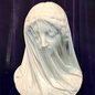 The Veiled Virgin , Giovanni Strazza, c. 1850. Mármore de Carrara - Imagem: Reprodução/Wikimedia Commons