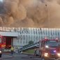 Bombeiros mantêm combate a incêndio de grandes proporções em fábrica da Colcci em Santa Catarina - Imagem: Divulgação/CBMSC