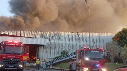 Bombeiros mantêm combate a incêndio de grandes proporções em fábrica da Colcci em Santa Catarina - Imagem: Divulgação/CBMSC
