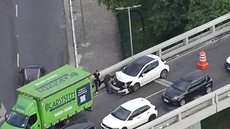 Colisão causa congestionamento na Ligação Leste-Oeste - Imagem: Reprodução / TV Globo