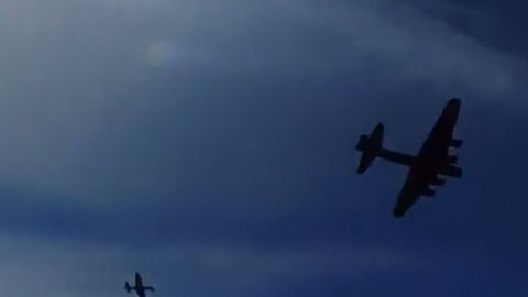 Os dois aviões foram usados na Segunda Guerra Mundial - Imagem: reprodução/Twitter @Choquei