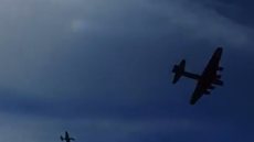 Os dois aviões foram usados na Segunda Guerra Mundial - Imagem: reprodução/Twitter @Choquei