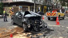 Três ocupantes do carro e dois do ônibus ficaram feridos; garrafas de cerveja foram encontradas no veículo - Imagem: Reprodução / Ilton Fernandes / TV Globo
