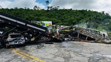 Colisão entre ônibus e carreta mata 21 pessoas em MG - Imagem: Divulgação / Corpo de Bombeiros