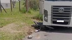 Colisão com caminhão mata jovem motociclista em avenida de Taubaté. - Imagem: Reprodução/OVale.