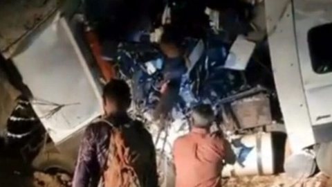 Equipes de resgate e o Corpo de Bombeiros atuaram na cena do acidente, que ocorreu a 330 km de Cuiabá, na BR-163 - Imagem: Globoplay/ reprodção