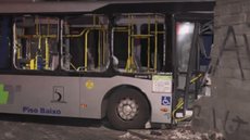 Motorista fica preso às ferragens após acidente com ônibus em São Paulo. - Imagem: Reprodução.