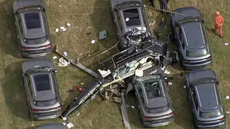 Após a queda, o fogo alcançou veículos elétricos e causou explosões em sequência - Imagem: Reprodução