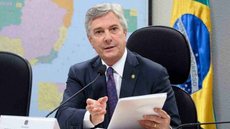 Fernando Collor, ex-presidente do Brasil, cumpre pena em casa após decisão do STF, considerando sua saúde e idade avançada. - Imagem: Reprodução | Marcos Oliveira/Agência Senado