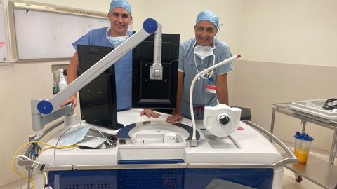 Dr. Ariê Carneiro (à esquerda) ao lado do Prof. Aria Olumni (à direita), chefe do departamento de urologia do Beth Israel Deaconess Medical Center. - Imagem: Arquivo Pessoal