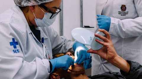 Equipe odontológica da rede municipal realiza atendimento em UBS da zona leste - Imagem: Divulgação / Leon Rodrigues/ SECOM