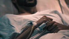 Lei permite que adultos em estágio terminal solicitem a eutanásia, sem limite de expectativa de vida, após avaliação médica - Imagem: Reprodução / Freepik