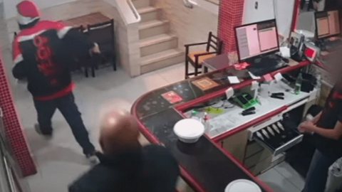 Assaltantes roubaram o dinheiro do caixa, pertences pessoais das vítimas e até marmitas que estavam prontas para entrega - Imagem: Reprodução / Câmera de Segurança