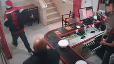 Assaltantes roubaram o dinheiro do caixa, pertences pessoais das vítimas e até marmitas que estavam prontas para entrega - Imagem: Reprodução / Câmera de Segurança