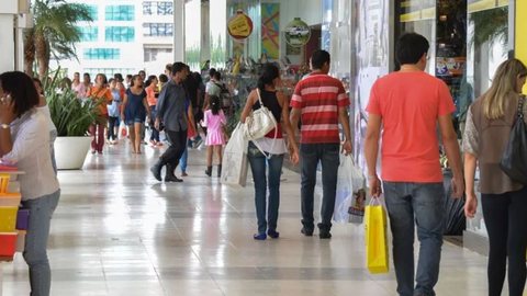 Apesar da queda em supermercados e móveis, o comércio varejista mostra sinais de recuperação e crescimento contínuo desde o início do ano - Imagem: Reprodução/Valter Campanato / Agência Brasil