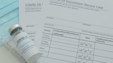 O governador de São Paulo aprovou um projeto de lei que retira a obrigatoriedade do comprovante de vacina contra a Covid-19. - Imagem: reprodução I Freepik