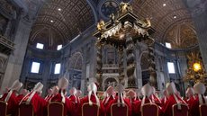 Cardeais se reúnem na Capela Sistina durante o conclave para eleger o novo pontífice da Igreja Católica - Imagem: SOPA Images/Getty Images