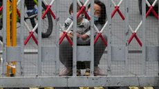Mulher e filha em região de isolamento em Xangai, na China, onde lockdown foi um dos mais rígidos e duradouros no país desde o começo da pandemia. - Foto: Reuters